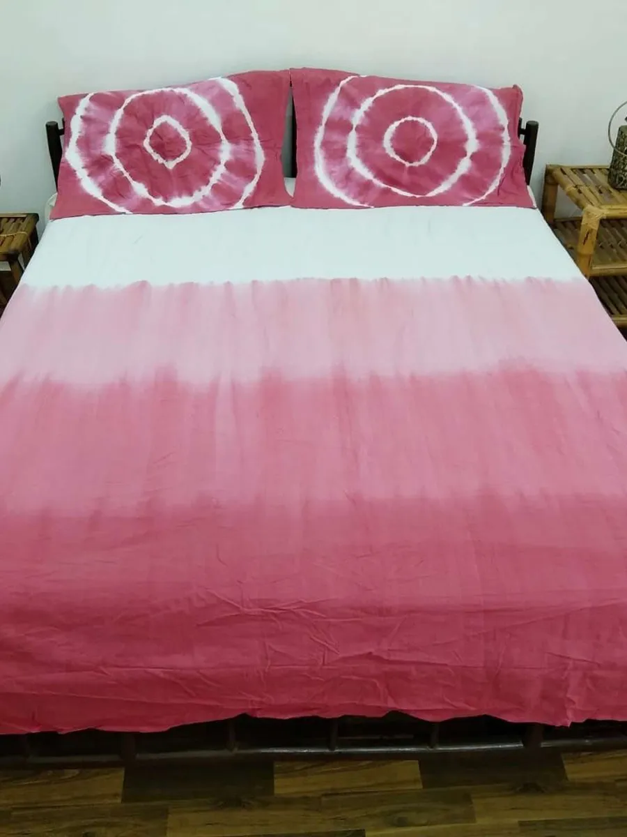 Handwoven Cotton Double Ombre Dyed Bedsheet with Tie & Dye Pillow Cover - Pink