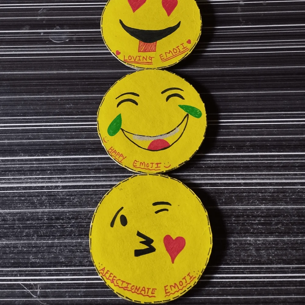 Smiley Emoji Wall Hanging DIY